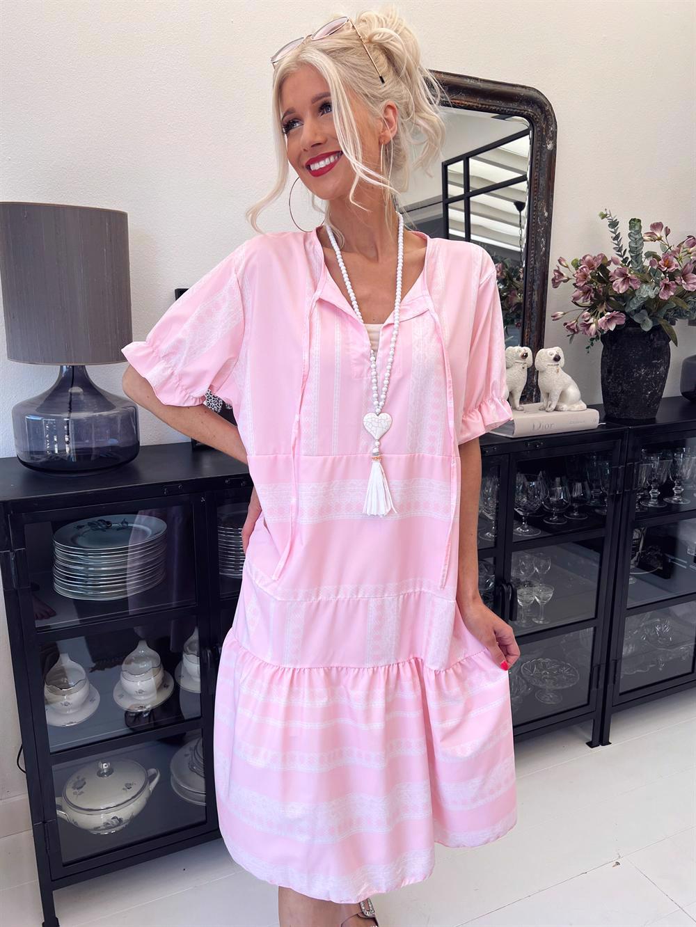 Kanja - Klänning med mönster och volangkant på ärmen